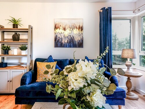 Pass the Keys | Beautiful 2BR Apt | City Centre | Walk Everywhere