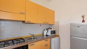Kühlschrank, Mikrowelle, Herdplatte, Wasserkocher mit Kaffee-/Teezubehör
