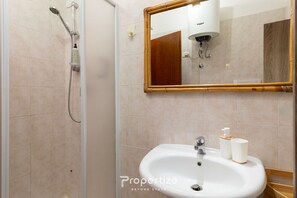 Regadera, secadora de cabello, toallas, shampoo 