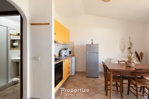 Refrigerador, microondas, parrilla de estufa y cafetera y tetera 