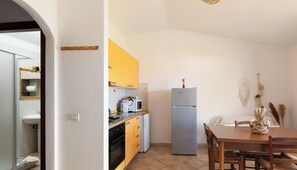 Fridge, microwave, stovetop, coffee/tea maker - Studio Boho by Propertize  - sea view Olbia (Olbia)