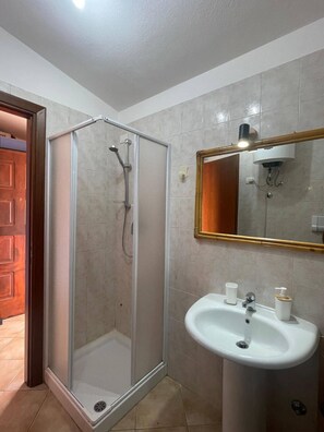 Suihku, hiustenkuivaaja, pyyhkeet, sampoo