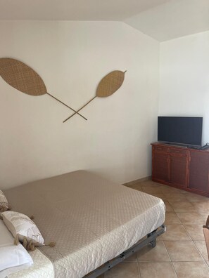 Tabla de planchar con plancha y ropa de cama