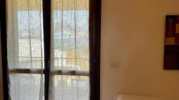 Iron/ironing board, bed sheets