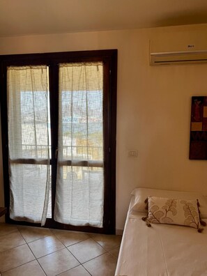 Iron/ironing board, bed sheets