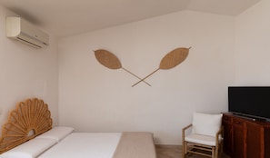Iron/ironing board, bed sheets