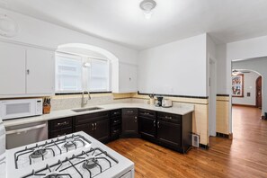 Mikrovågsugn, ugn, spishäll och diskmaskin