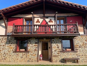 Exterior detail - Chalet 'Txatonea' with Mountain View, Private Terrace and Wi-Fi (Uribarri-Zabaleta)