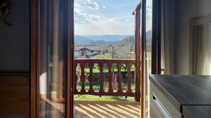 An open door leading to a balcony with a view of a bridge and mountains. - Chalet 'Txatonea' with Mountain View, Private Terrace and Wi-Fi (Uribarri-Zabaleta)