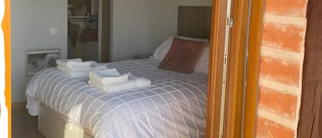 4 habitaciones, tabla de planchar con plancha, wifi y ropa de cama