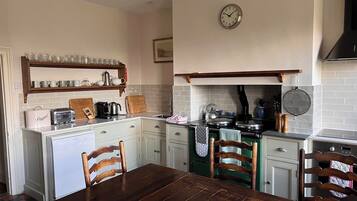 Kylskåp, mikrovågsugn, ugn och diskmaskin