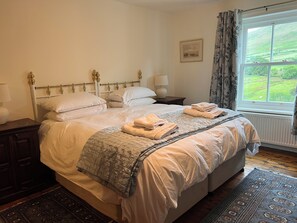 4 bedrooms, iron/ironing board, WiFi, bed sheets - Rowling House family sized house with hot tub (Keswick)