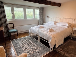 4 habitaciones, tabla de planchar con plancha, wifi y ropa de cama 
