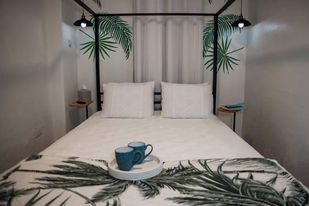 4 bedrooms, iron/ironing board, WiFi, bed sheets