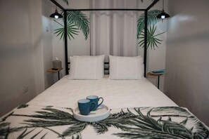 4 bedrooms, iron/ironing board, WiFi, bed sheets