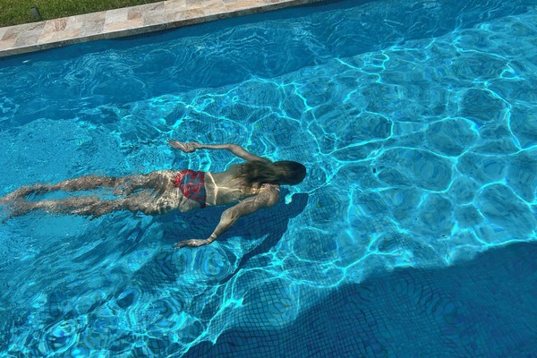 Una piscina al aire libre