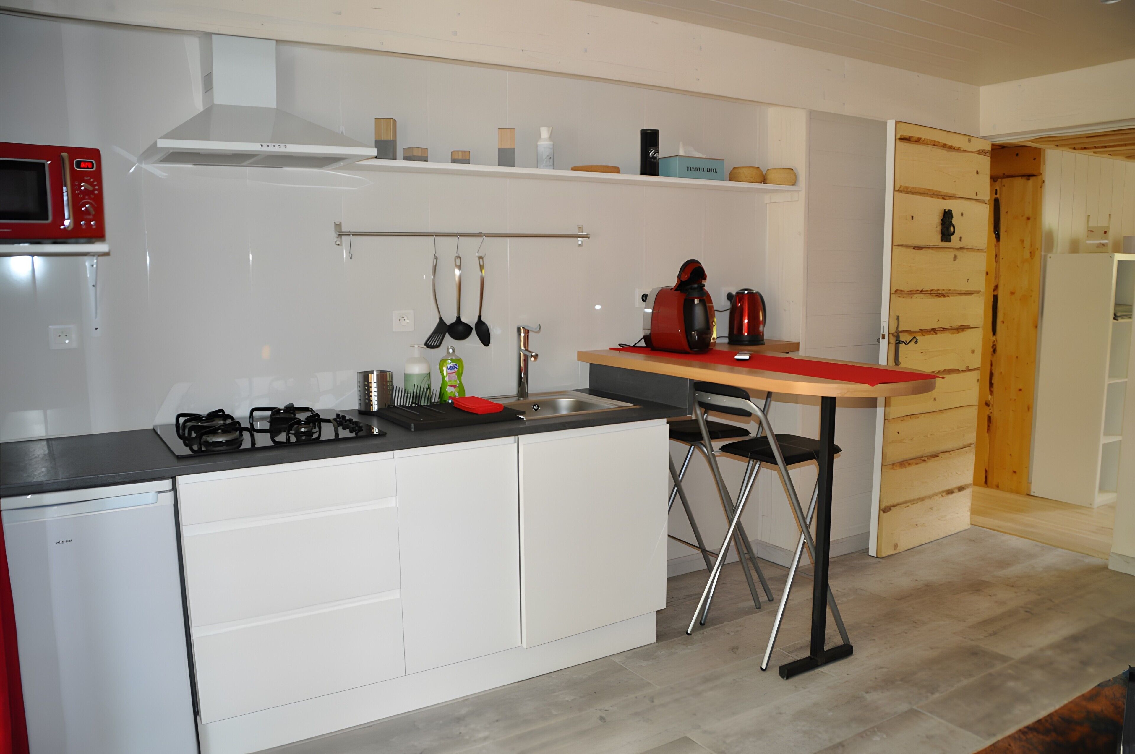 Køleskab, mikrobølgeovn, kogeplade, kaffe-/temaskine