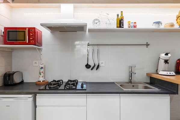 Coffee/tea maker, fridge, microwave, stovetop