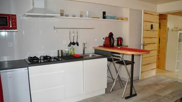 Réfrigérateur, micro-ondes, plaque de cuisson, cafetiÚre/bouilloire