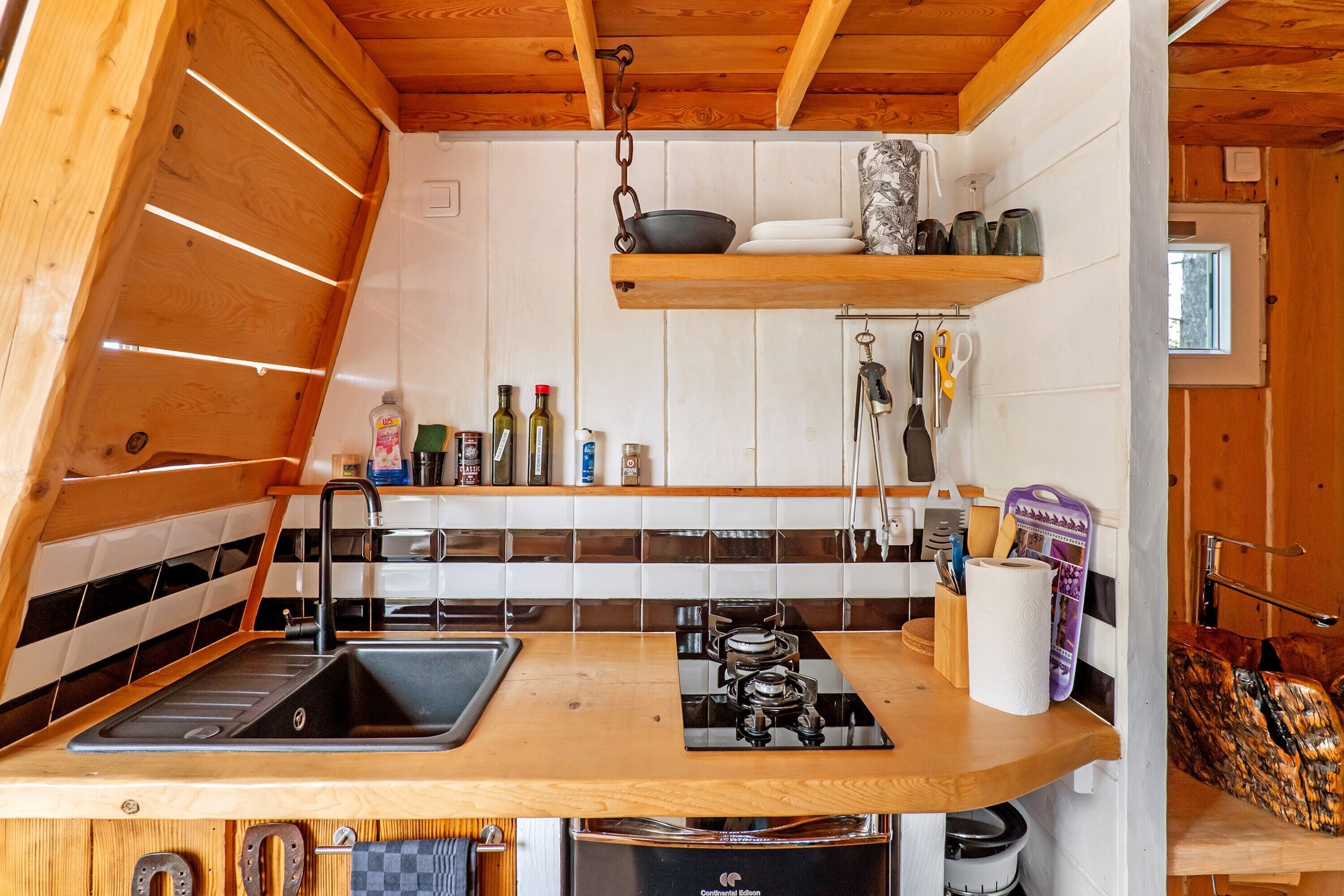 Wasserkocher mit Kaffee-/Teezubehör, Kühlschrank, Herdplatte