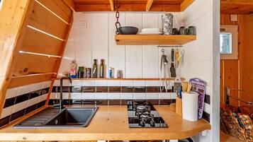 Wasserkocher mit Kaffee-/Teezubehör, Kühlschrank, Herdplatte
