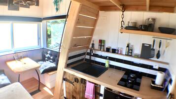 Frigorifero, piano cottura, macchina per tè/caffè