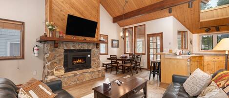 TV, peis, bøker og kontorer