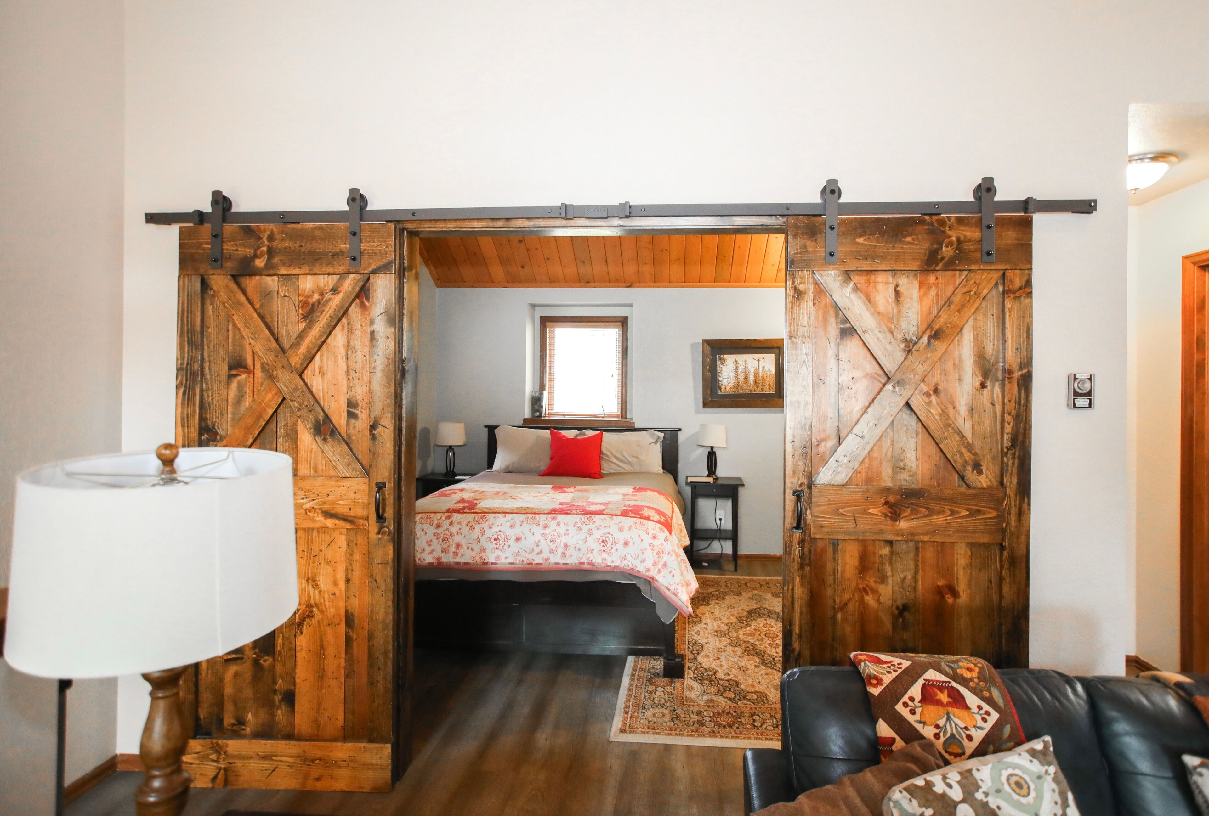 3 多间卧室、办公桌、旅行婴儿床、WiFi