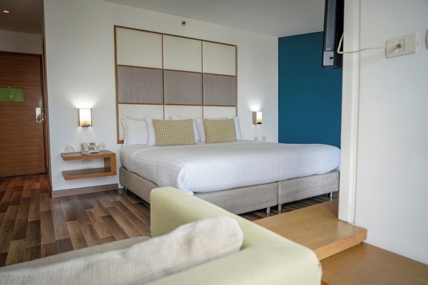 Escritorio y espacio para trabajar con laptop