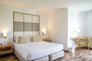 Schreibtisch, laptopgeeigneter Arbeitsplatz, schallisolierte Zimmer