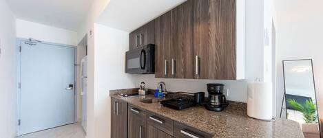 ثلاجة، ميكروويف، موقد طهي مسطح، ماكينة لصنع القهوة/الشاي