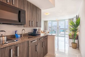 冷蔵庫、電子レンジ、コンロ、コーヒー / ティーメーカー