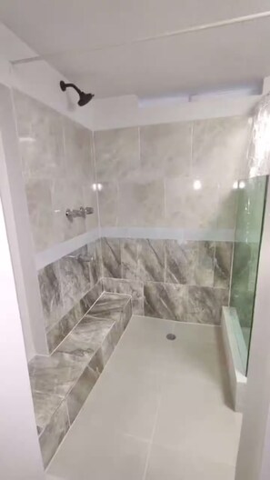 Shower, towels, soap, toilet paper - Cozy chic studio apartment (Castries)