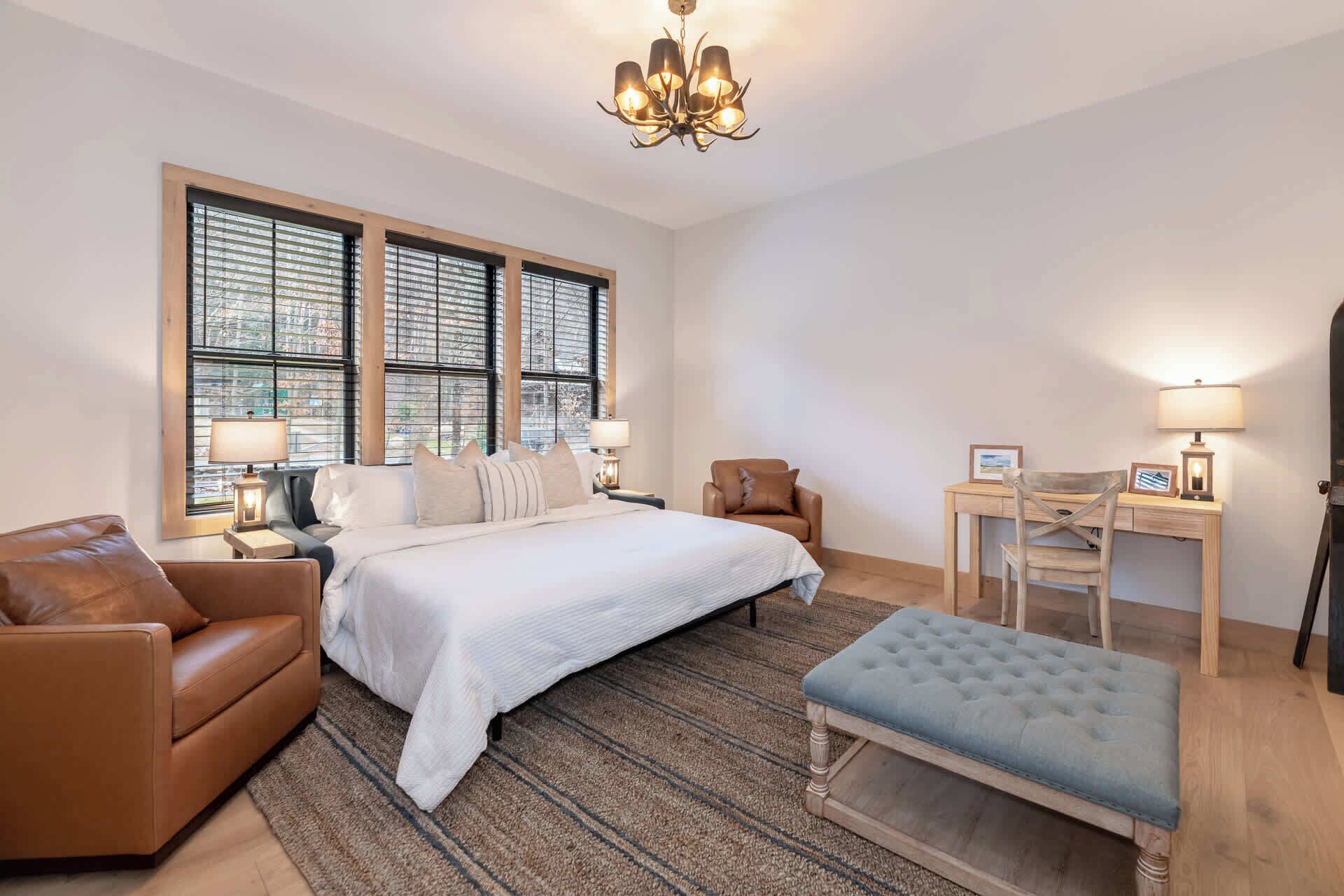 5 slaapkamers, een bureau, een strijkplank/strijkijzer, reisbedje