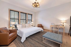 5 quartos, escrivaninha, ferros/tábuas de passar roupa, berço de viagem