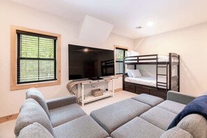 5 chambres, bureau, fer et planche à repasser, lit parapluie