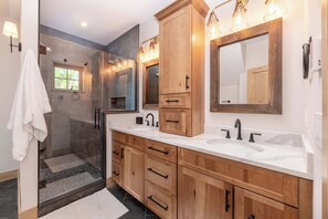 Dusj, hårføner og håndklær