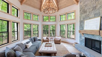 电视、壁炉、桌上足球、书