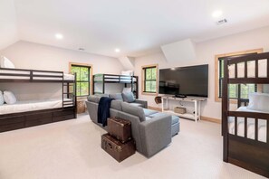 4 bedrooms, desk, iron/ironing board, travel cot