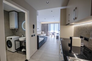 Comfort fyrbäddsrum | Allergitestade sängkläder, minibar och strykjärn/strykbräda