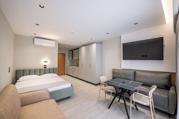 Hypo-allergenic bedding, minibar, free WiFi, bed sheets