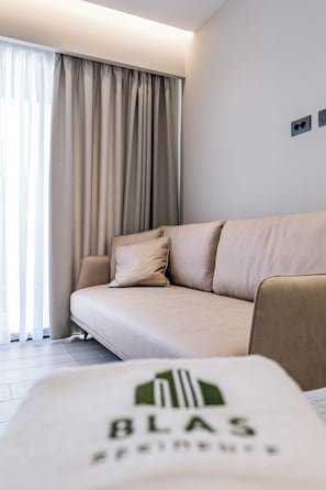 Hypo-allergenic bedding, minibar, free WiFi, bed sheets