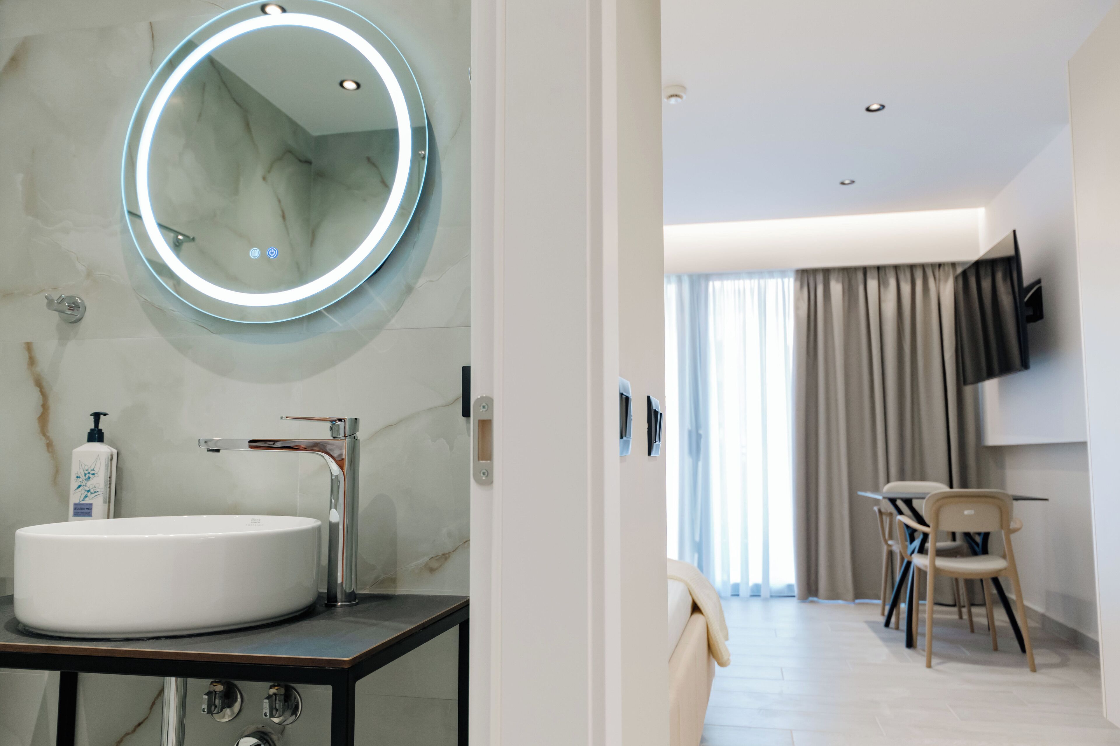 Classic Triple Room | Bathroom | Slippers