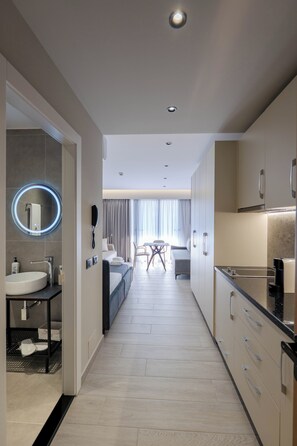 Comfort Quadruple Room | Hypo-allergenic bedding, minibar, free WiFi, bed sheets - Blas Residence (Sarande)