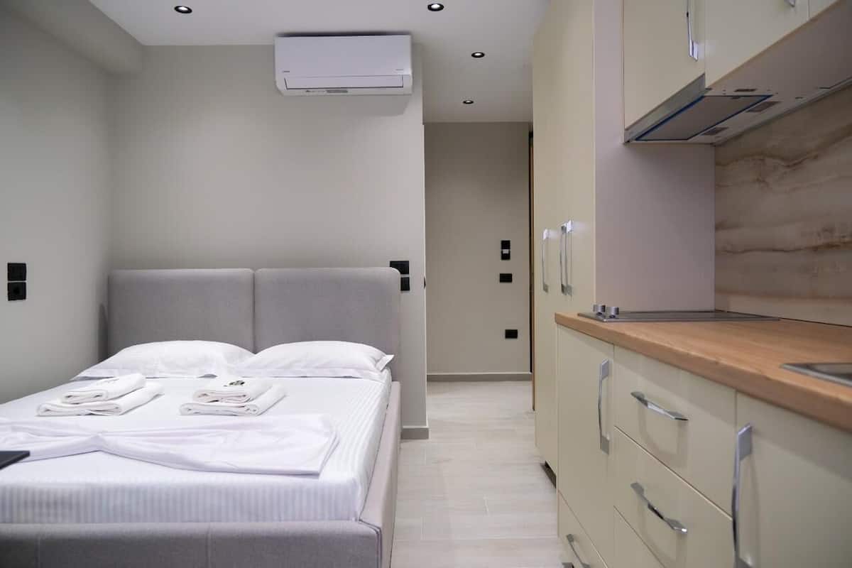 Hypo-allergenic bedding, minibar, free WiFi, bed sheets