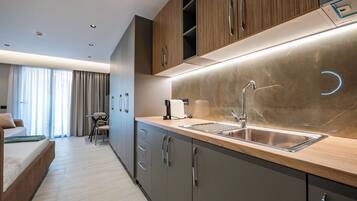 Classic Triple Room | Private kitchen | Coffee/tea maker