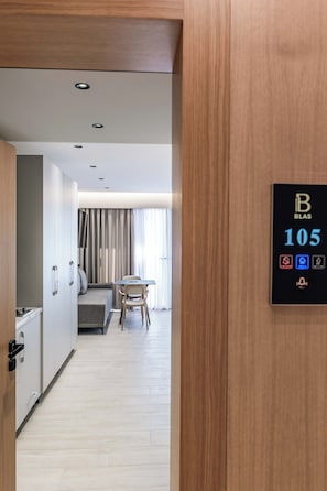 Hypo-allergenic bedding, minibar, free WiFi, bed sheets