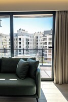 Comfort fyrbäddsrum | Allergitestade sängkläder, minibar och strykjärn/strykbräda