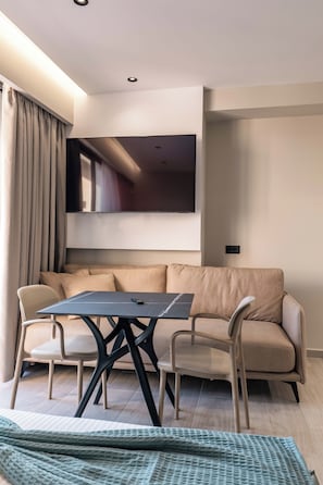 Hypo-allergenic bedding, minibar, free WiFi, bed sheets