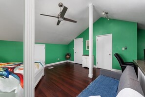 3 Schlafzimmer, Schreibtisch, Bügeleisen/Bügelbrett, WLAN